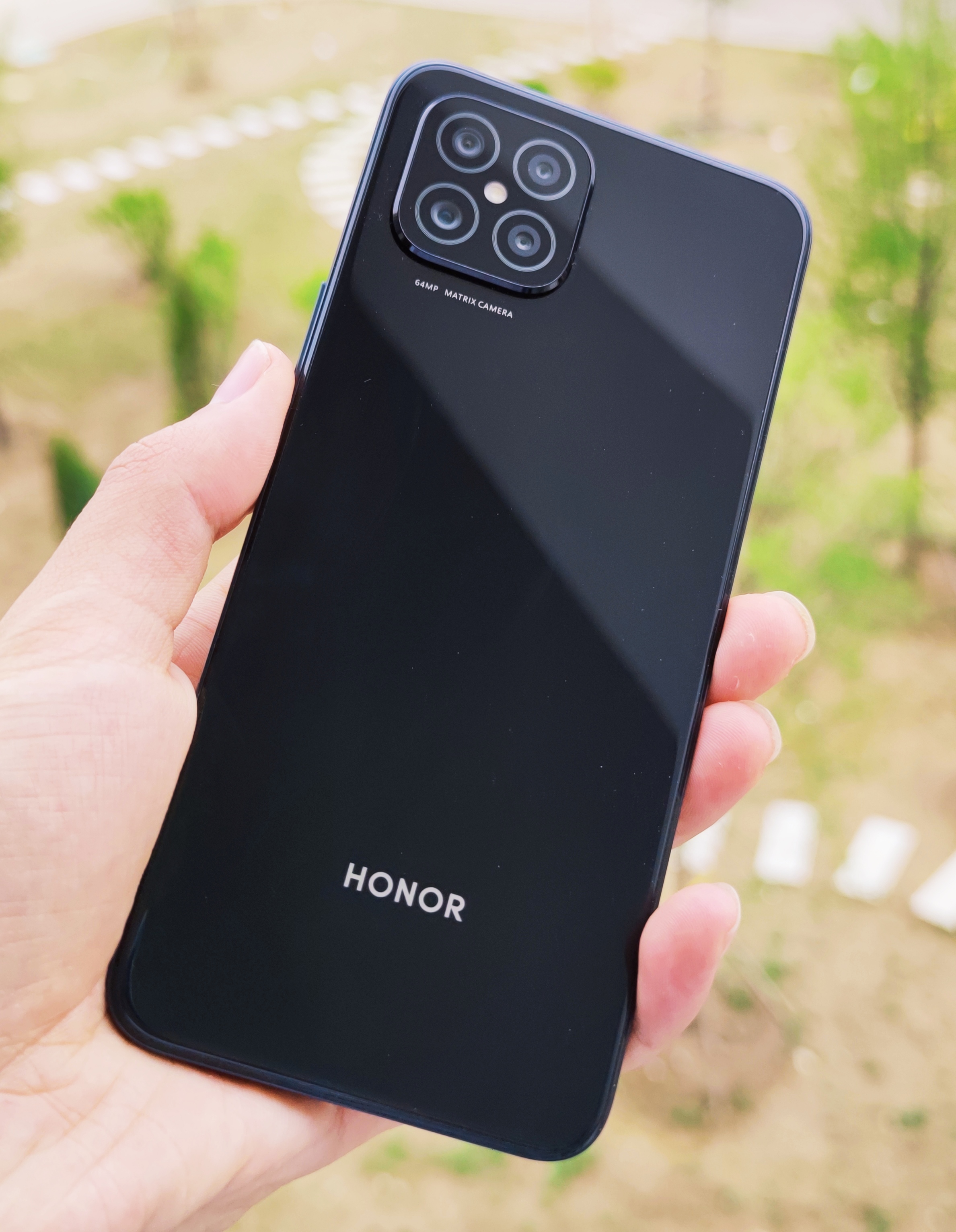 荣耀play5极致轻薄加高颜值搭配66w快充表现到底如何