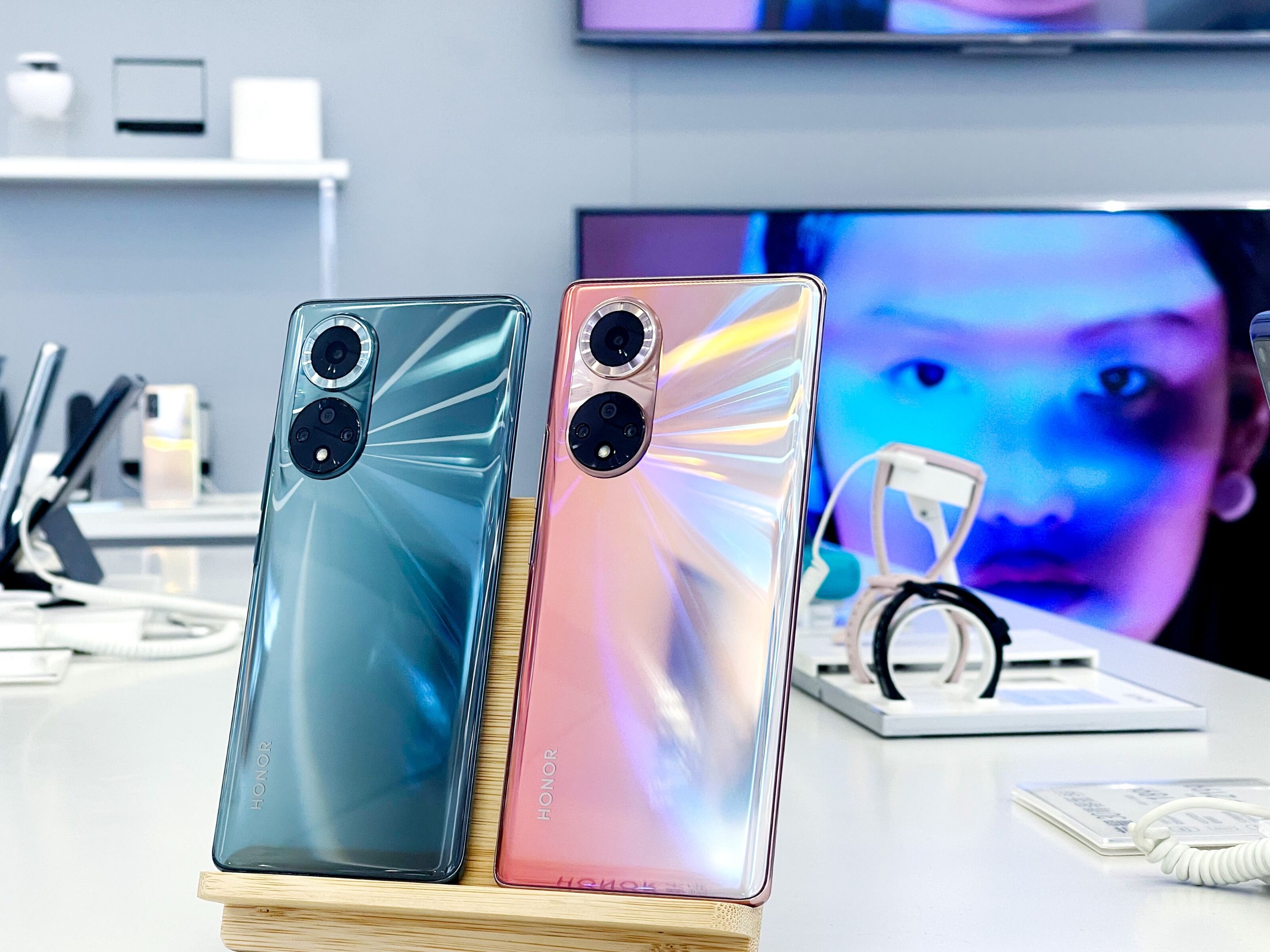 情报情报来自荣耀门店的荣耀50样机图赏