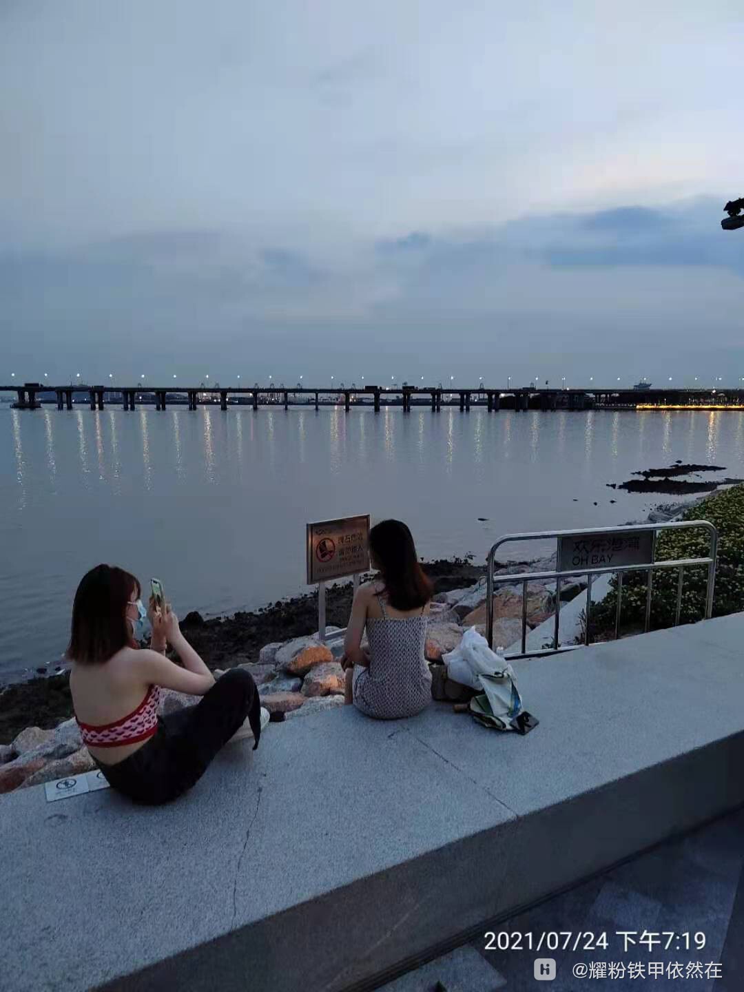 夜幕下的美女们.jpg
