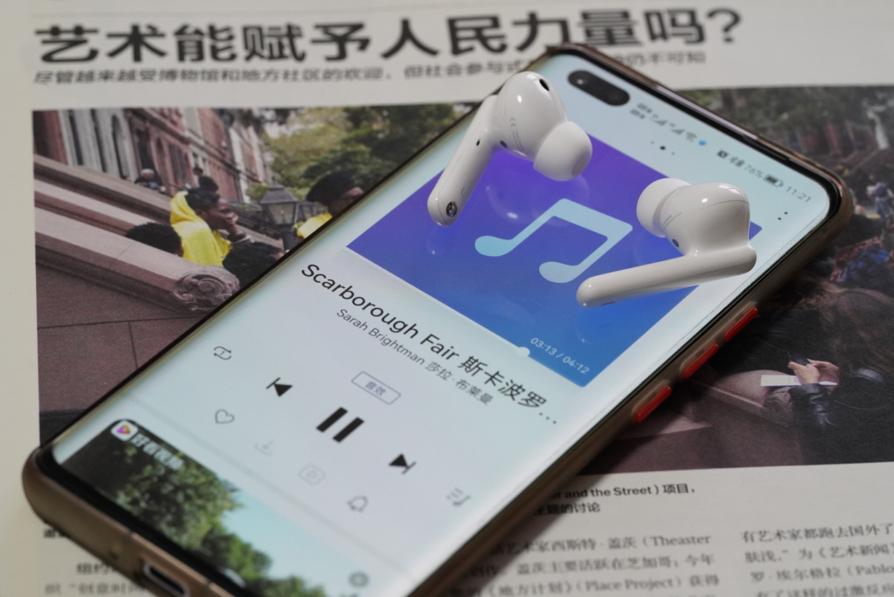 Earbuds2-se和充电盒.jpg