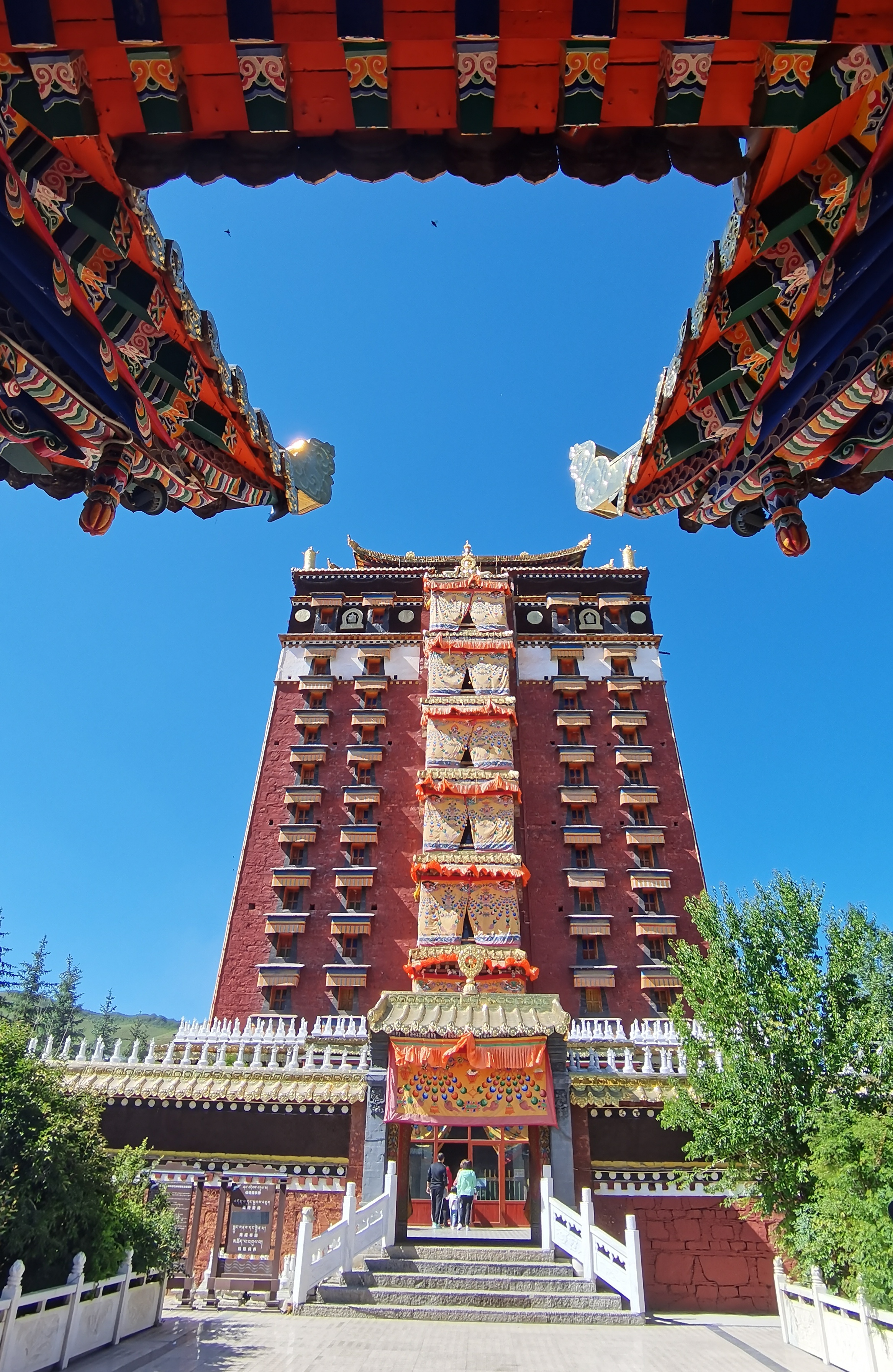 大美甘南风光九层佛阁