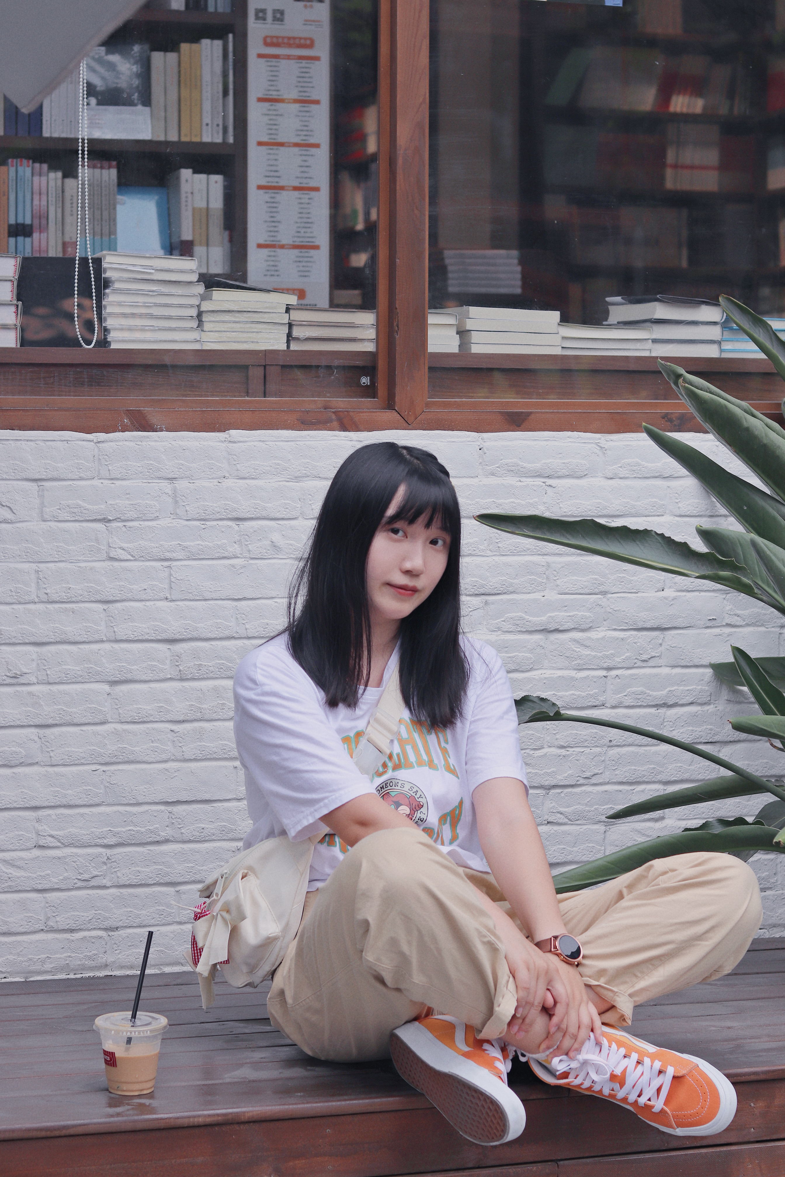 闪耀女生等一个人咖啡