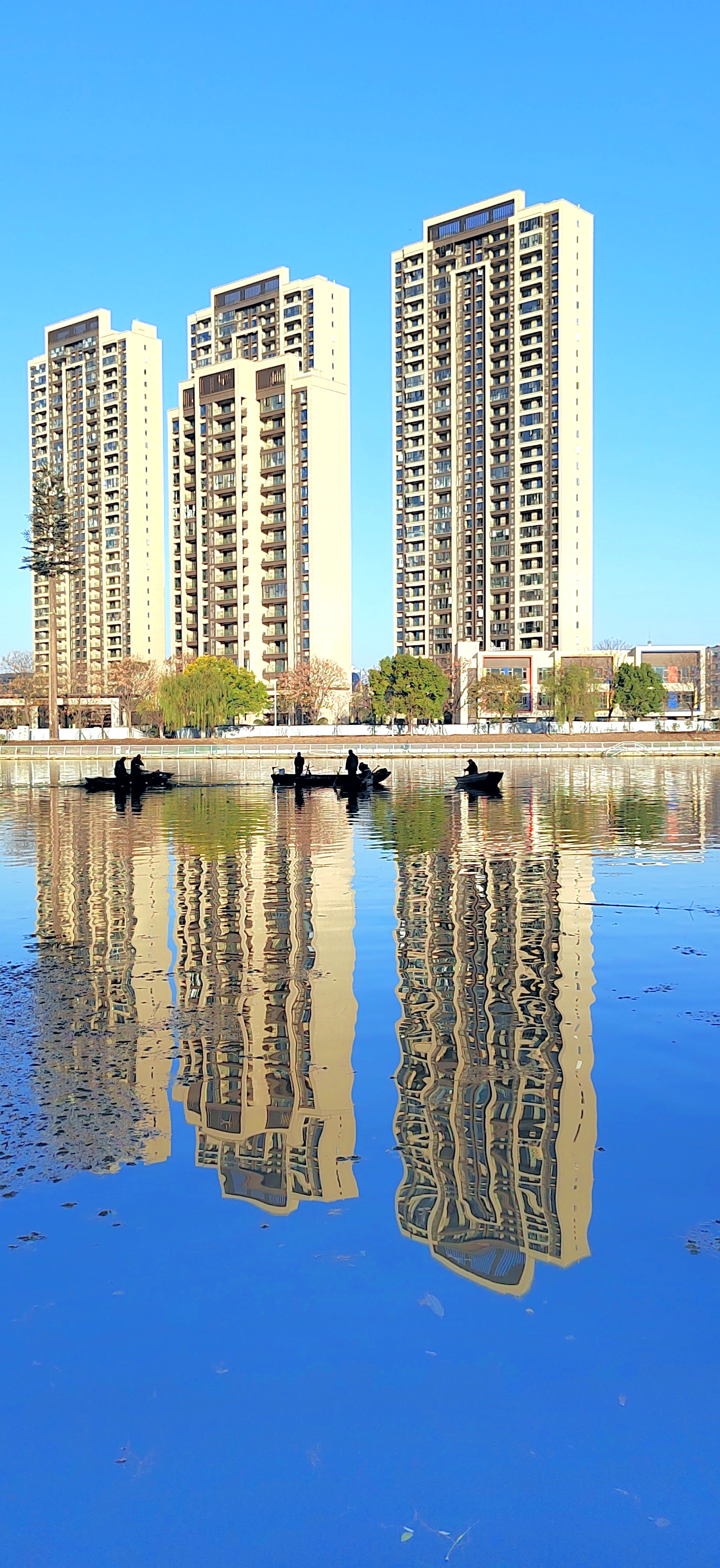河中小船