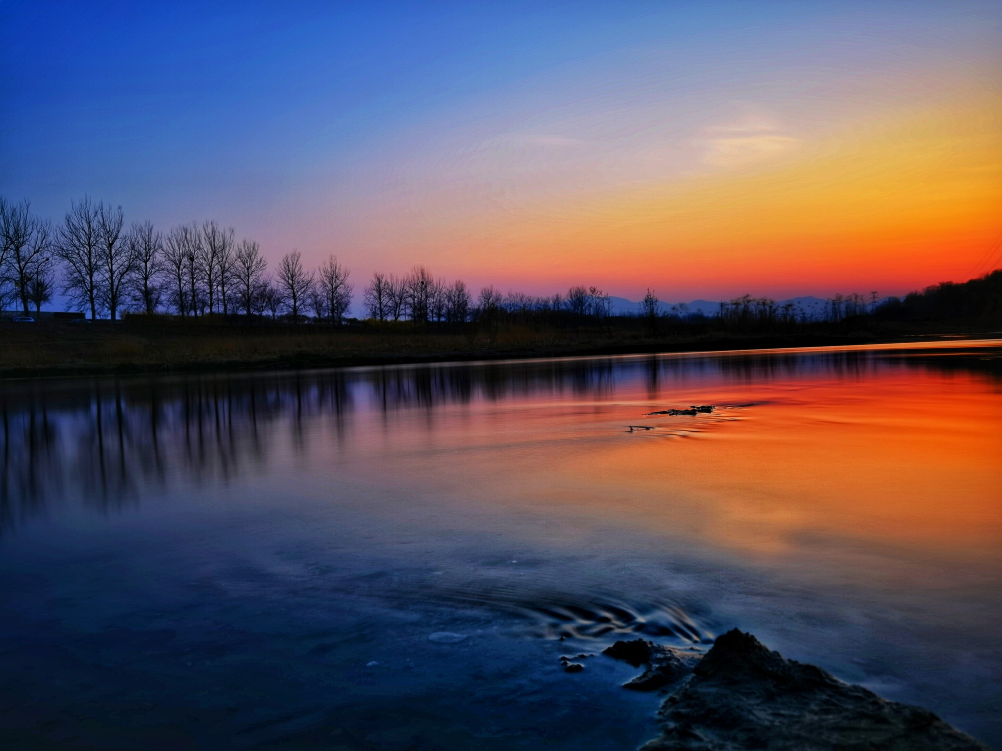 夕阳下的湖光山色