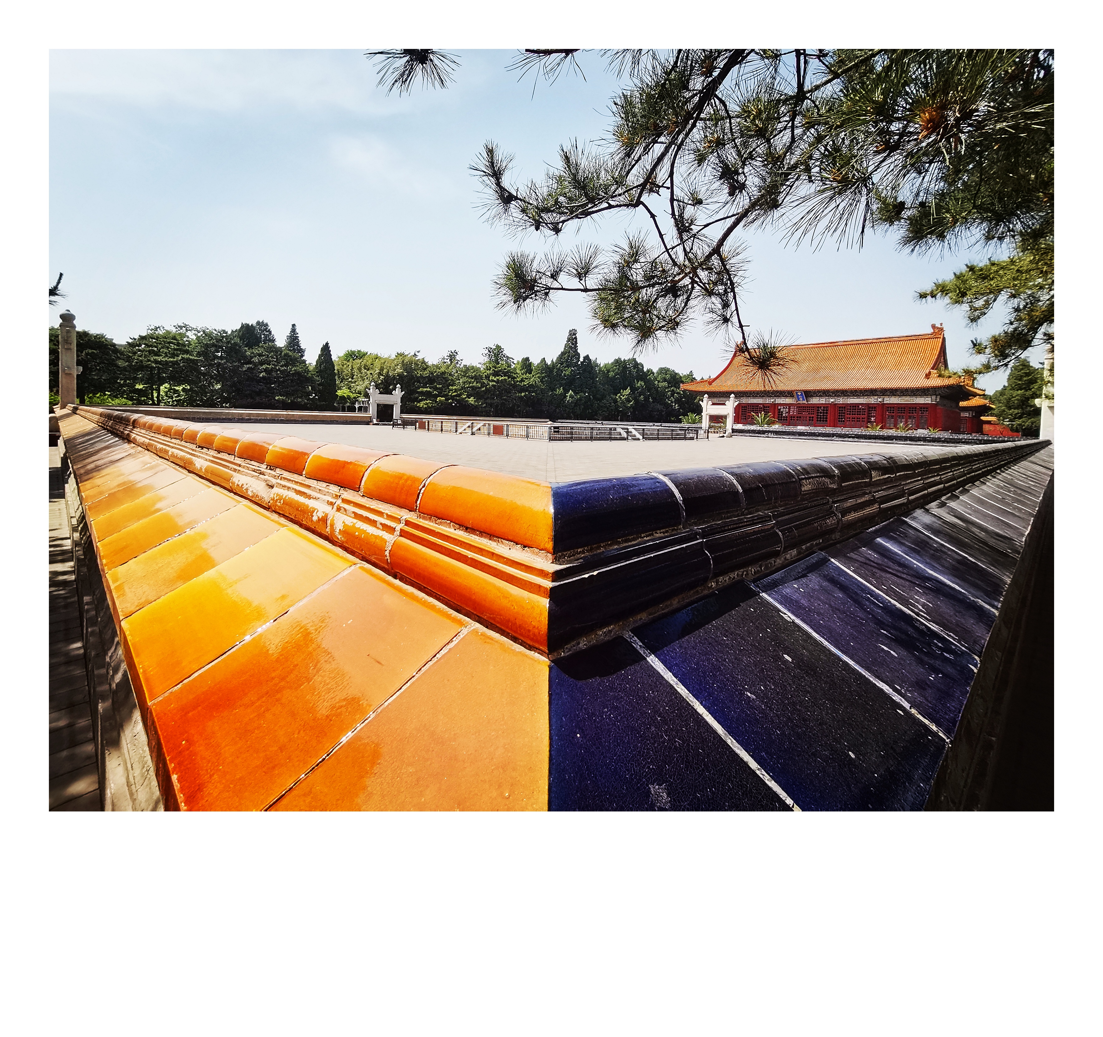 黄瓦与青瓦丨社稷坛的五色土广场连琉璃瓦都是泾渭分明显示中国古代