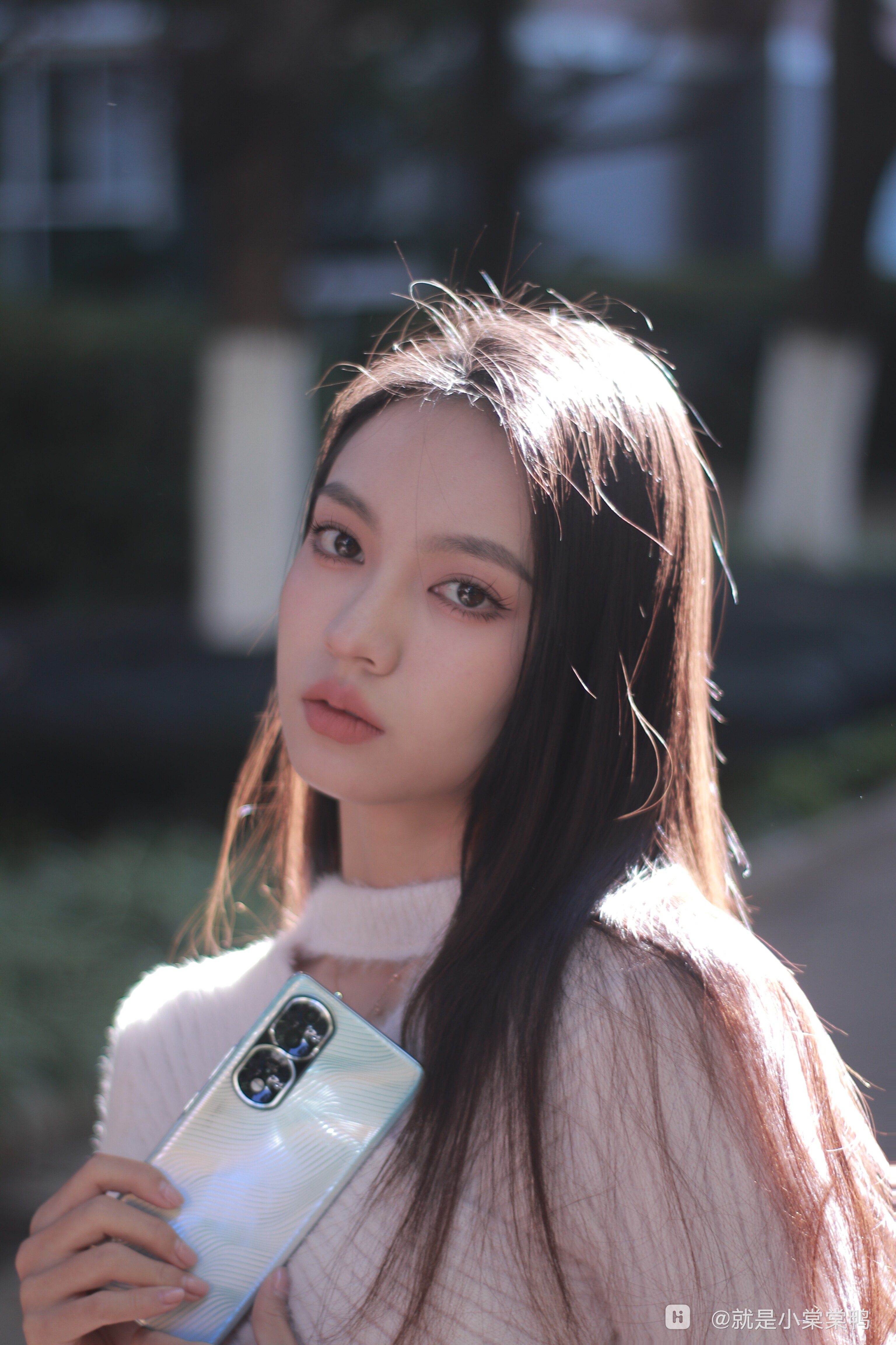 闪耀女生荣耀80pro森林里的碧波微澜为生活增填一份色彩