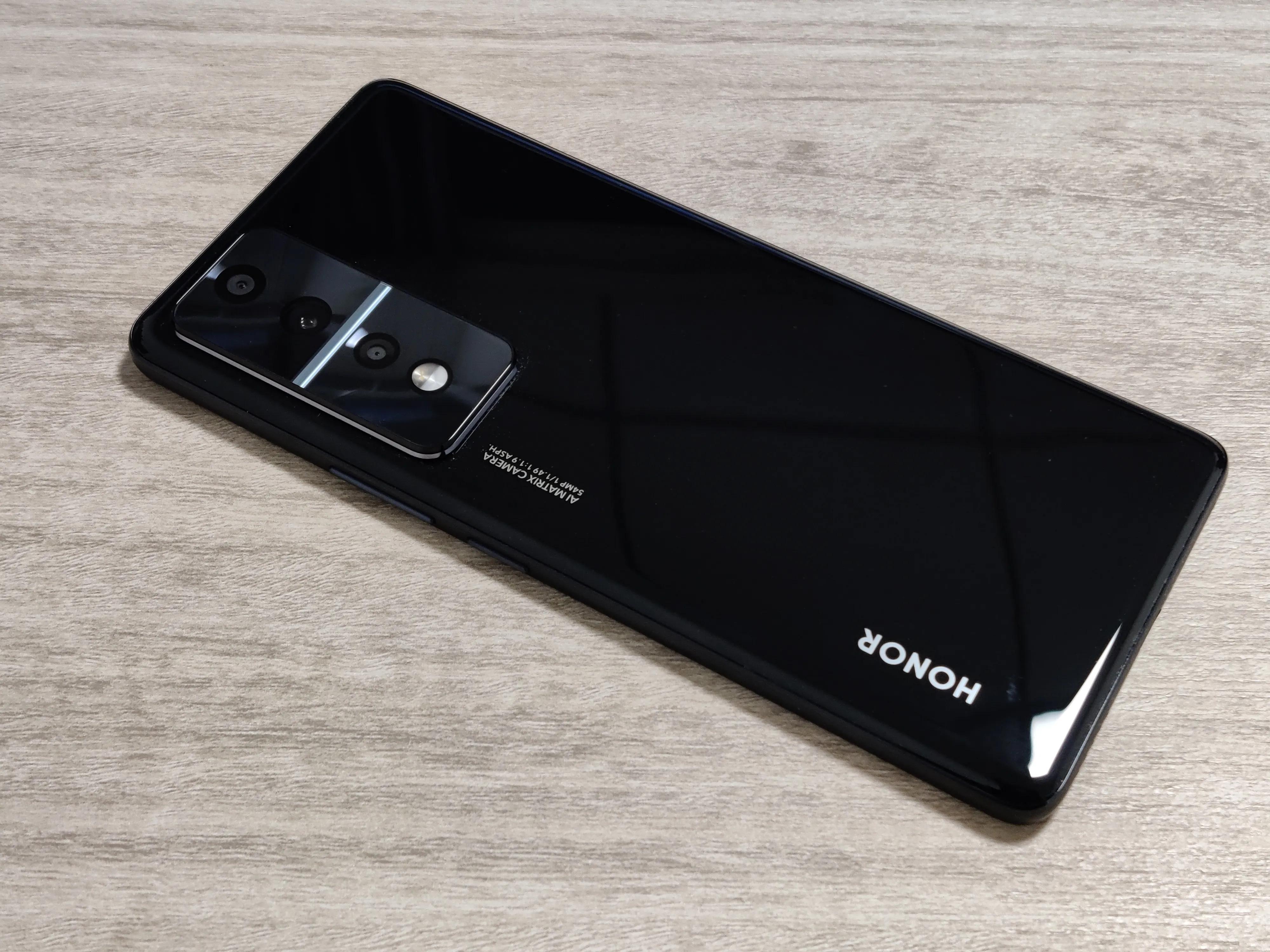 首页>版块>>荣耀手机>>荣耀数字系列>>终于肯做直屏旗舰了,荣耀80gt