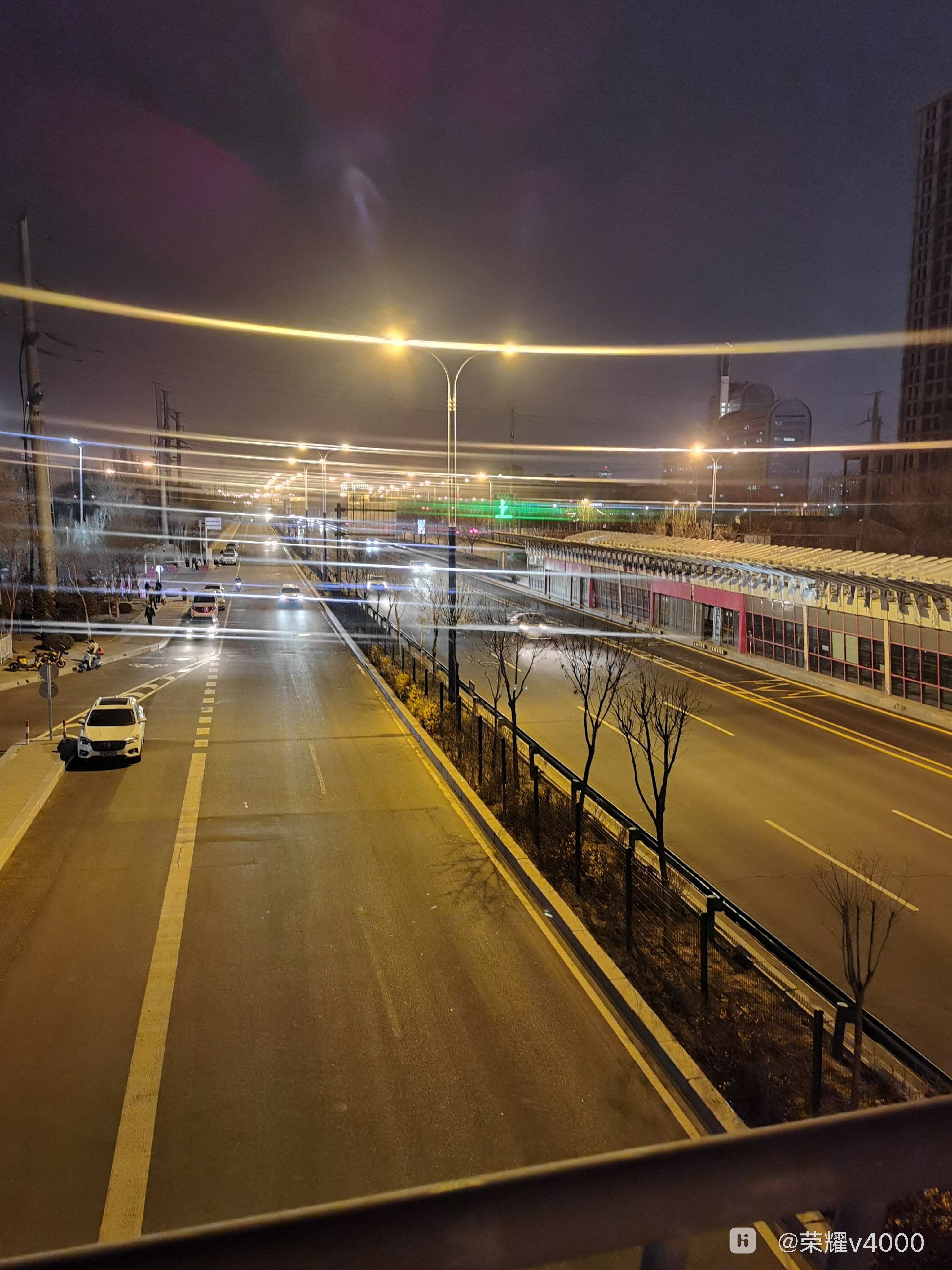 各位荣耀30pro在晚上拍灯光时出现明显的光线