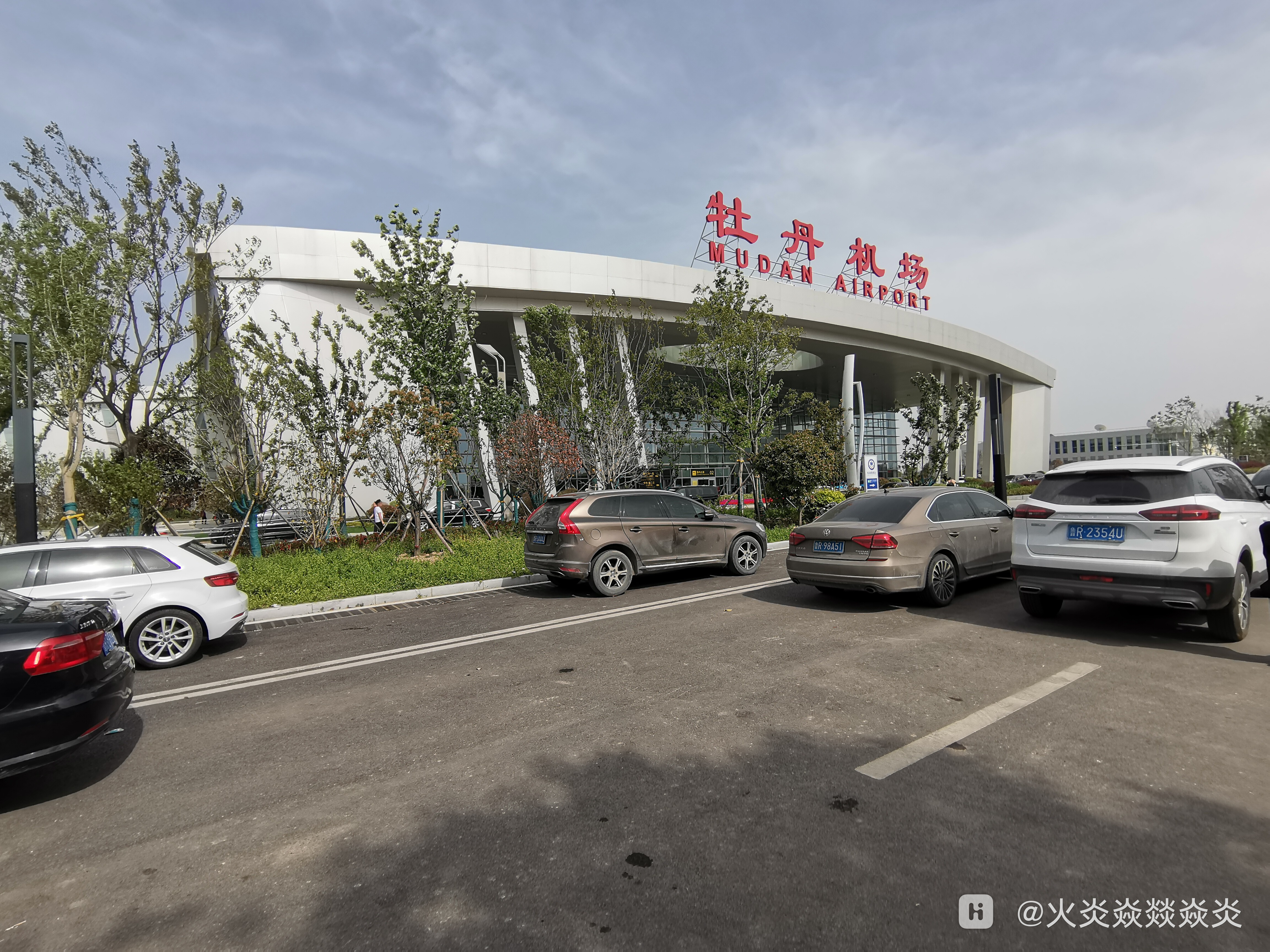 即将降落的飞机