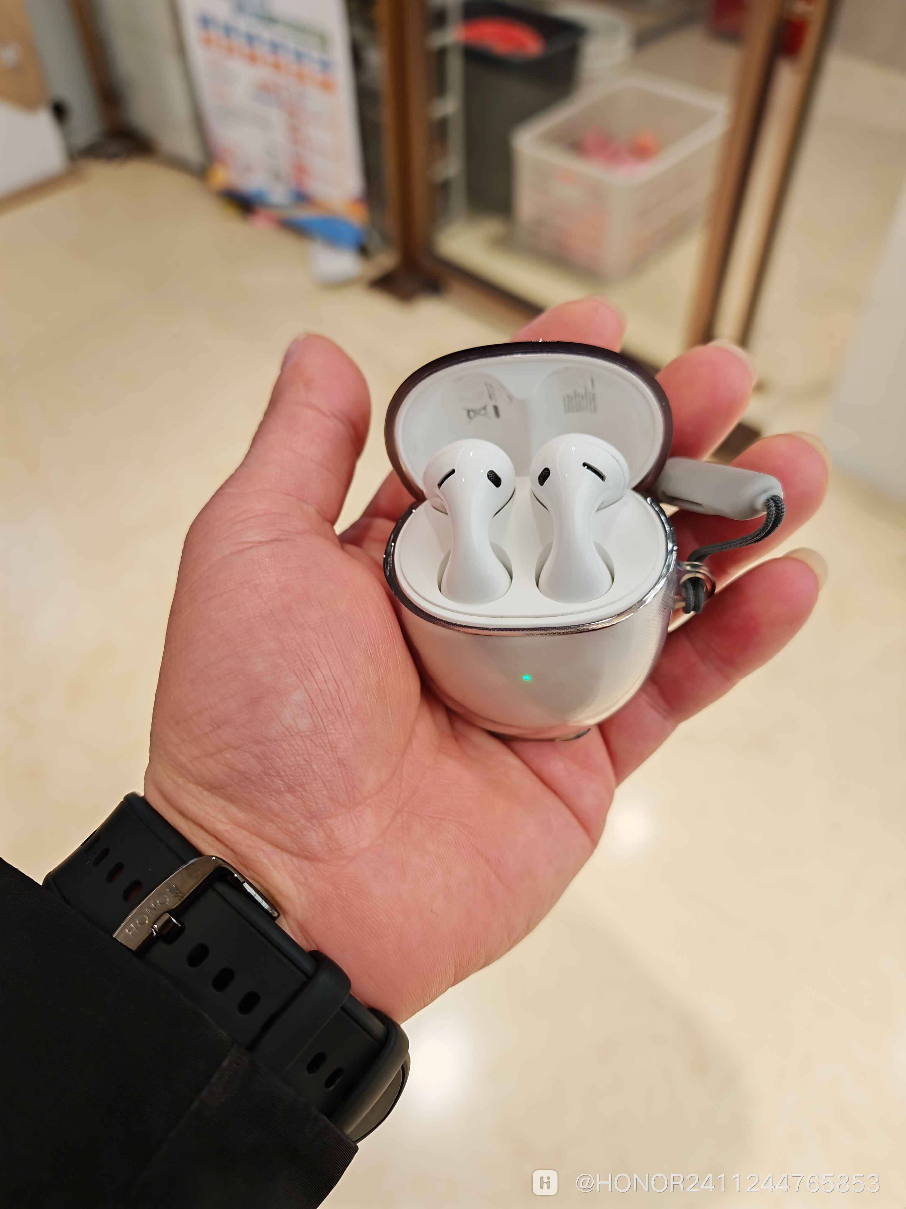 还别说荣耀配这个华为耳机还挺好