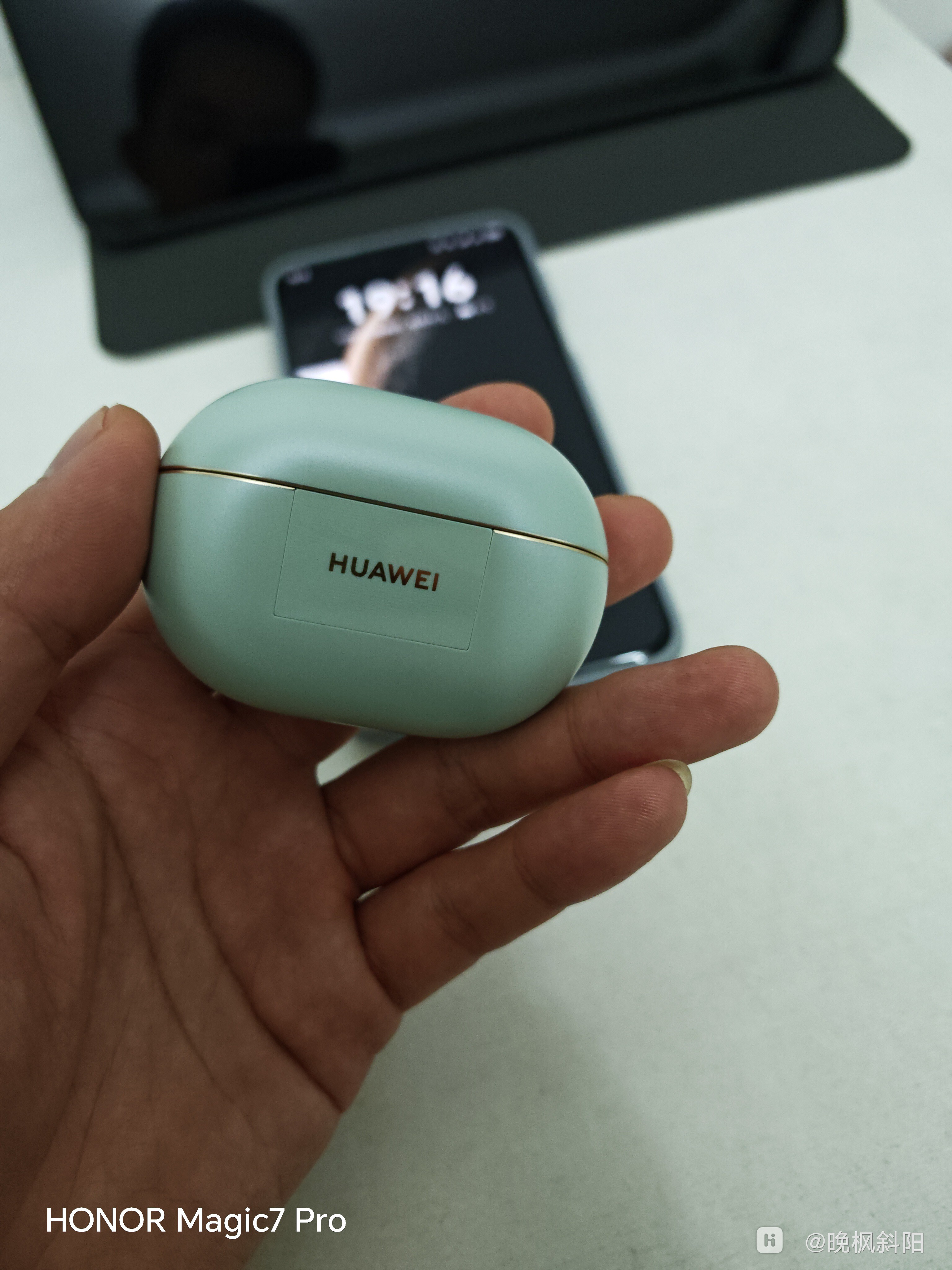 还别说荣耀配这个华为耳机还挺好