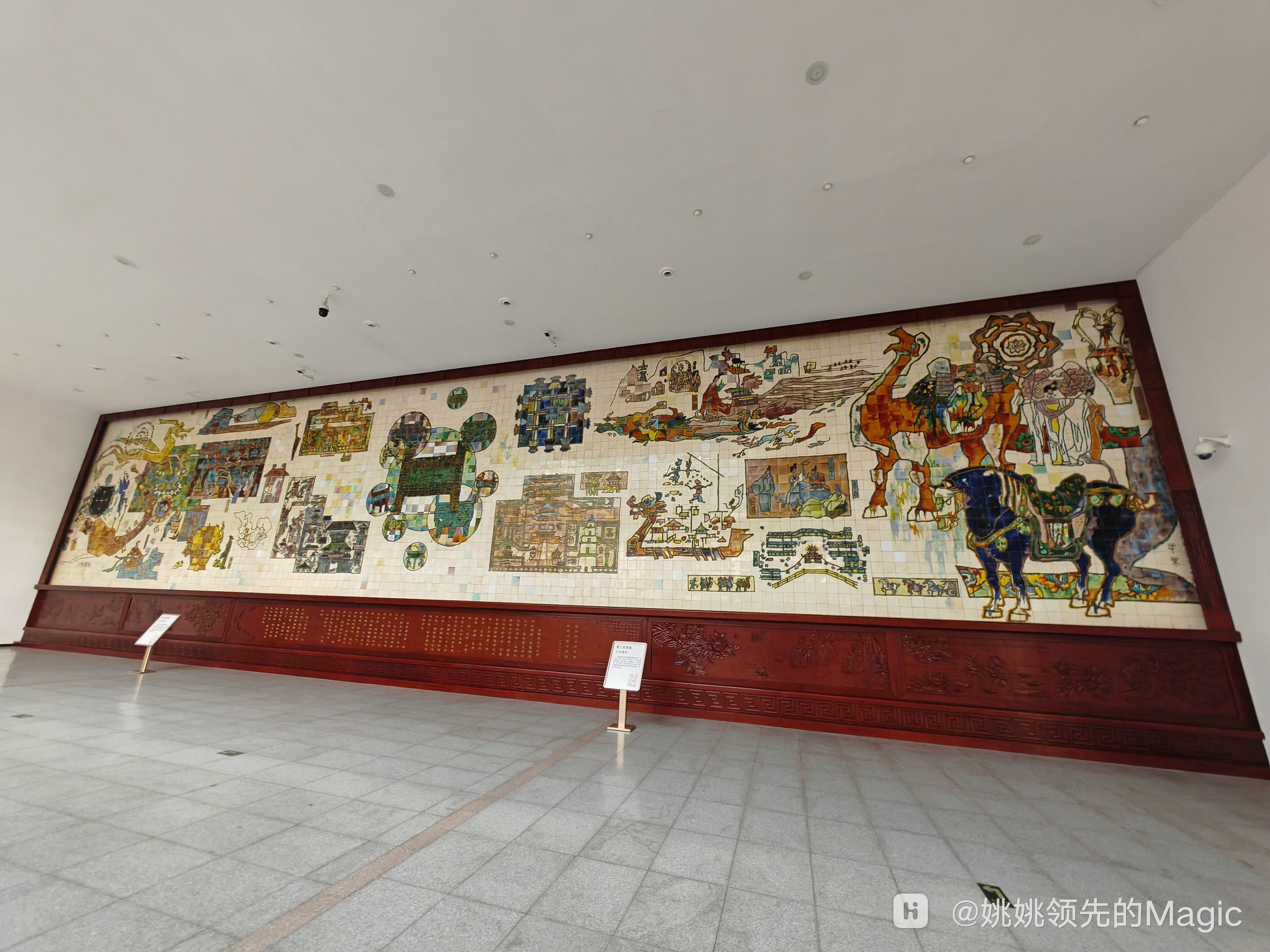 洛阳火车站候车厅的唐三彩壁画