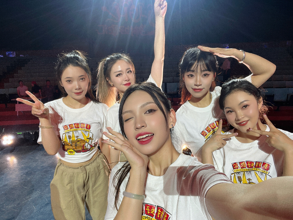 闪耀女生｜快乐工作日,爱摄影-荣耀俱乐部