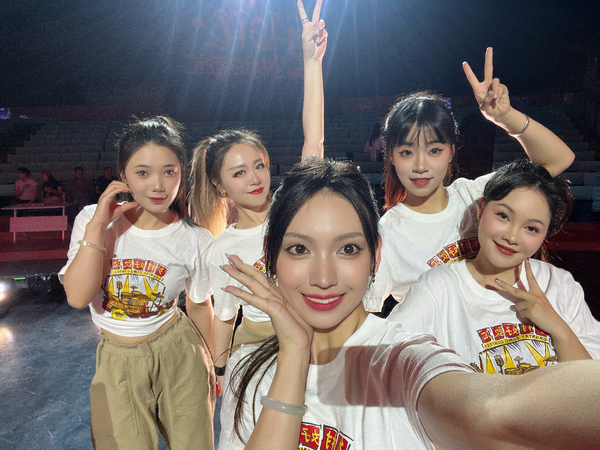 闪耀女生｜快乐工作日,爱摄影-荣耀俱乐部