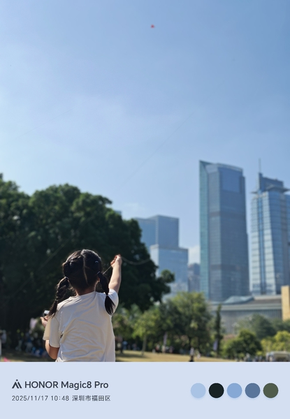 蓝天下的小女孩与她的小精灵,爱摄影-荣耀俱乐部