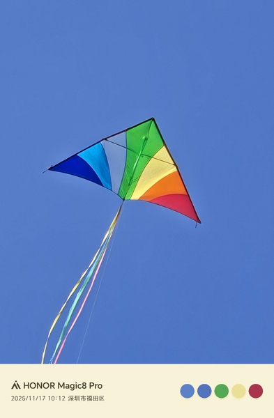 蓝天下的小女孩与她的小精灵,爱摄影-荣耀俱乐部