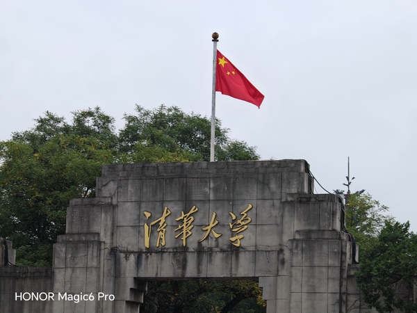 图1：第一次早起去天安门广场看升旗，当时7点多太阳初升，阳光打到人民大会堂的建筑表面上，看上去金灿灿的，旁边的老外也在夸,爱摄影-荣耀俱乐部