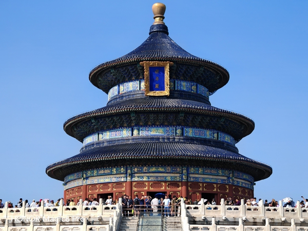 图1：第一次早起去天安门广场看升旗，当时7点多太阳初升，阳光打到人民大会堂的建筑表面上，看上去金灿灿的，旁边的老外也在夸,爱摄影-荣耀俱乐部