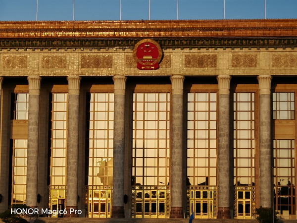 图1：第一次早起去天安门广场看升旗，当时7点多太阳初升，阳光打到人民大会堂的建筑表面上，看上去金灿灿的，旁边的老外也在夸,爱摄影-荣耀俱乐部