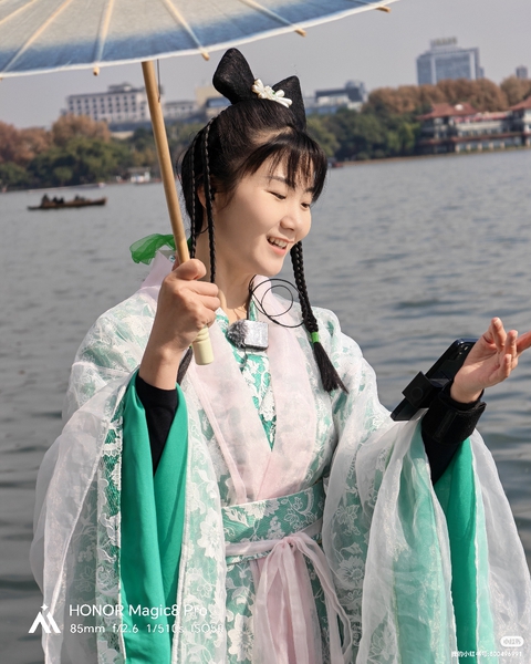 西湖偶遇小青姑娘，相似度高达90%,爱摄影-荣耀俱乐部