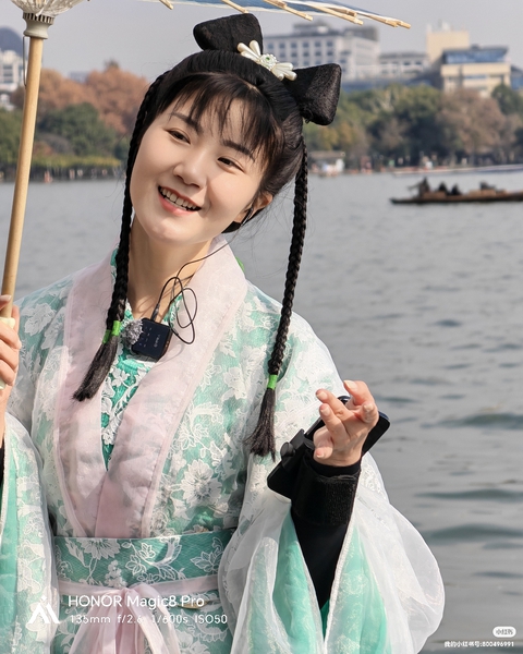 西湖偶遇小青姑娘，相似度高达90%,爱摄影-荣耀俱乐部