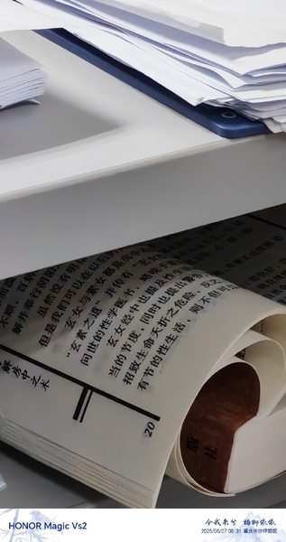 偷偷看啥书呢,爱摄影-荣耀俱乐部