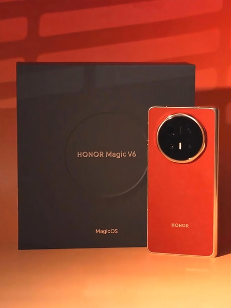 荣耀Magic V6｜赤兔红真机上手图赏,荣耀Magic V6-荣耀俱乐部