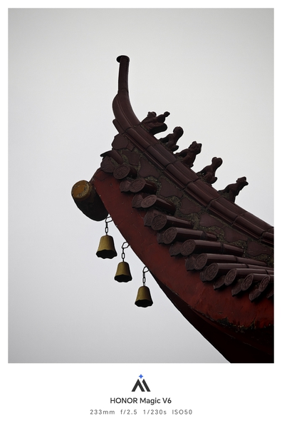 禅意藏于檐角风铃，佛字静立黄墙，红灯笼在雾中摇曳如梦。,爱摄影-荣耀俱乐部