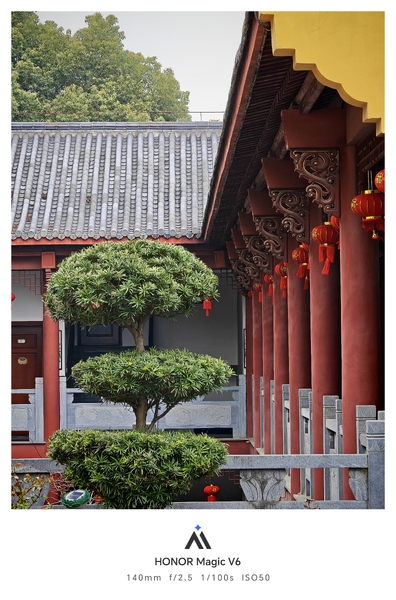 禅意藏于檐角风铃，佛字静立黄墙，红灯笼在雾中摇曳如梦。,爱摄影-荣耀俱乐部