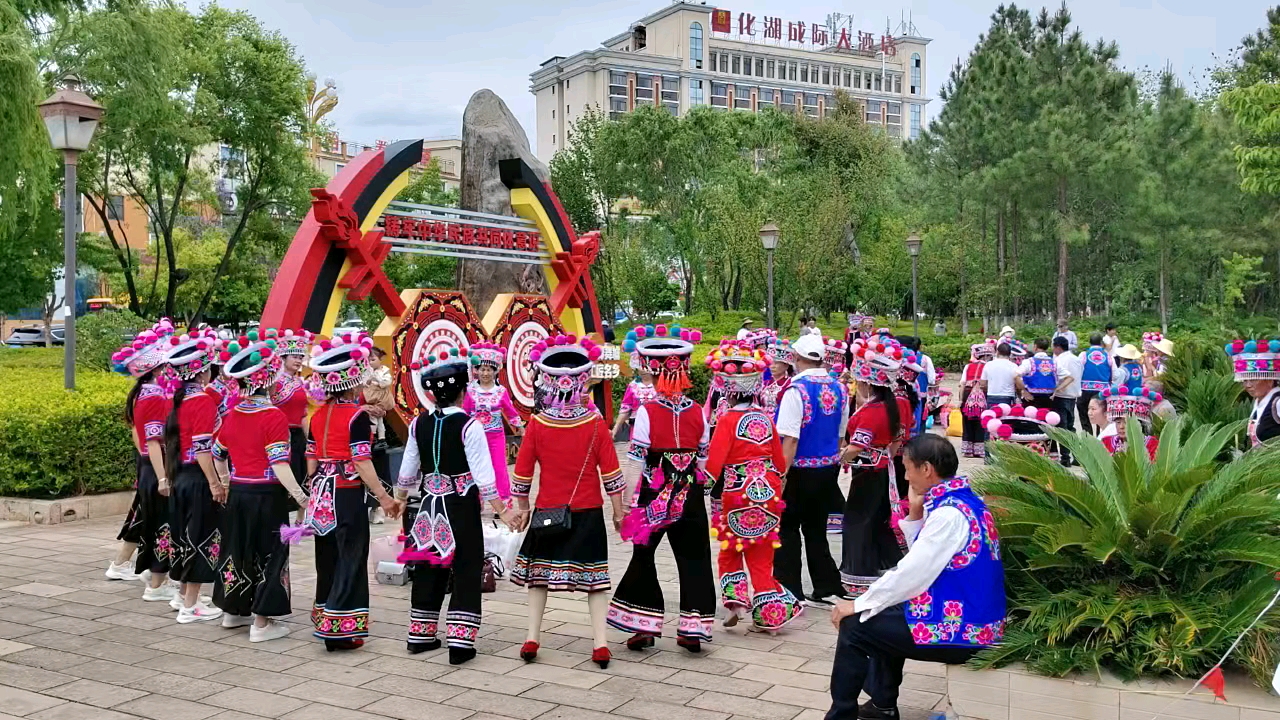 彝族“三跺脚”,爱运动-荣耀俱乐部