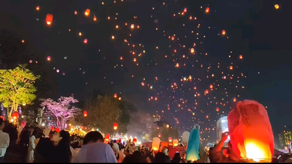 西双版纳泼水节，万人齐放孔明灯！,爱旅行-荣耀俱乐部