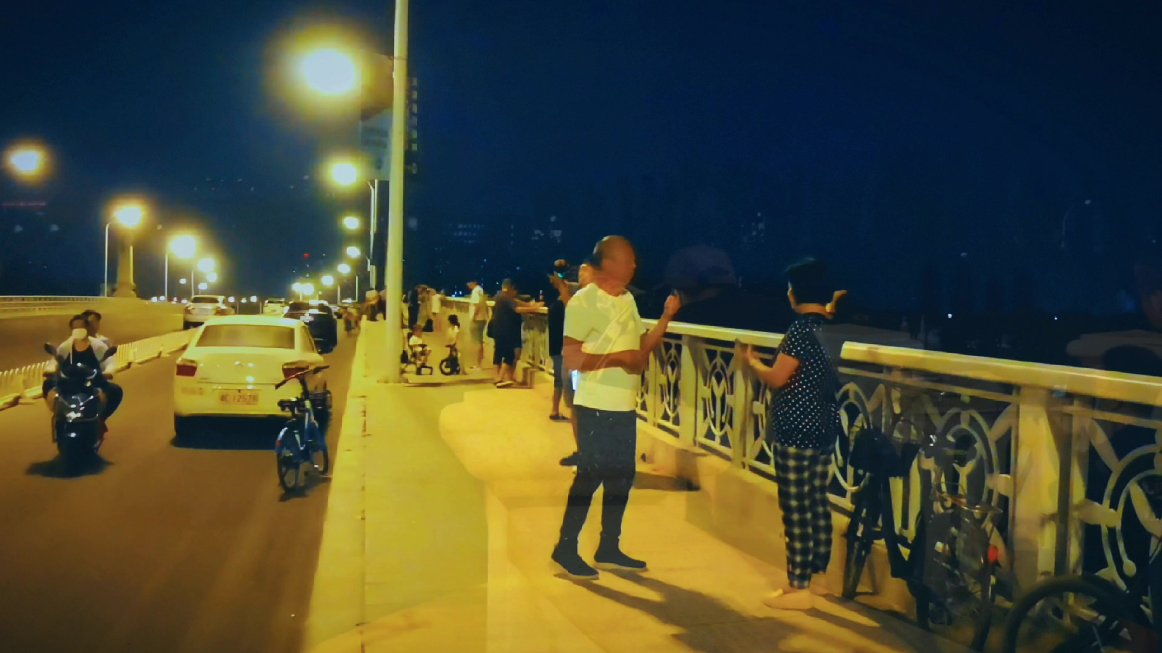 秋游海河桥上！明月当头照，情满中秋赏月人,爱旅行-荣耀俱乐部