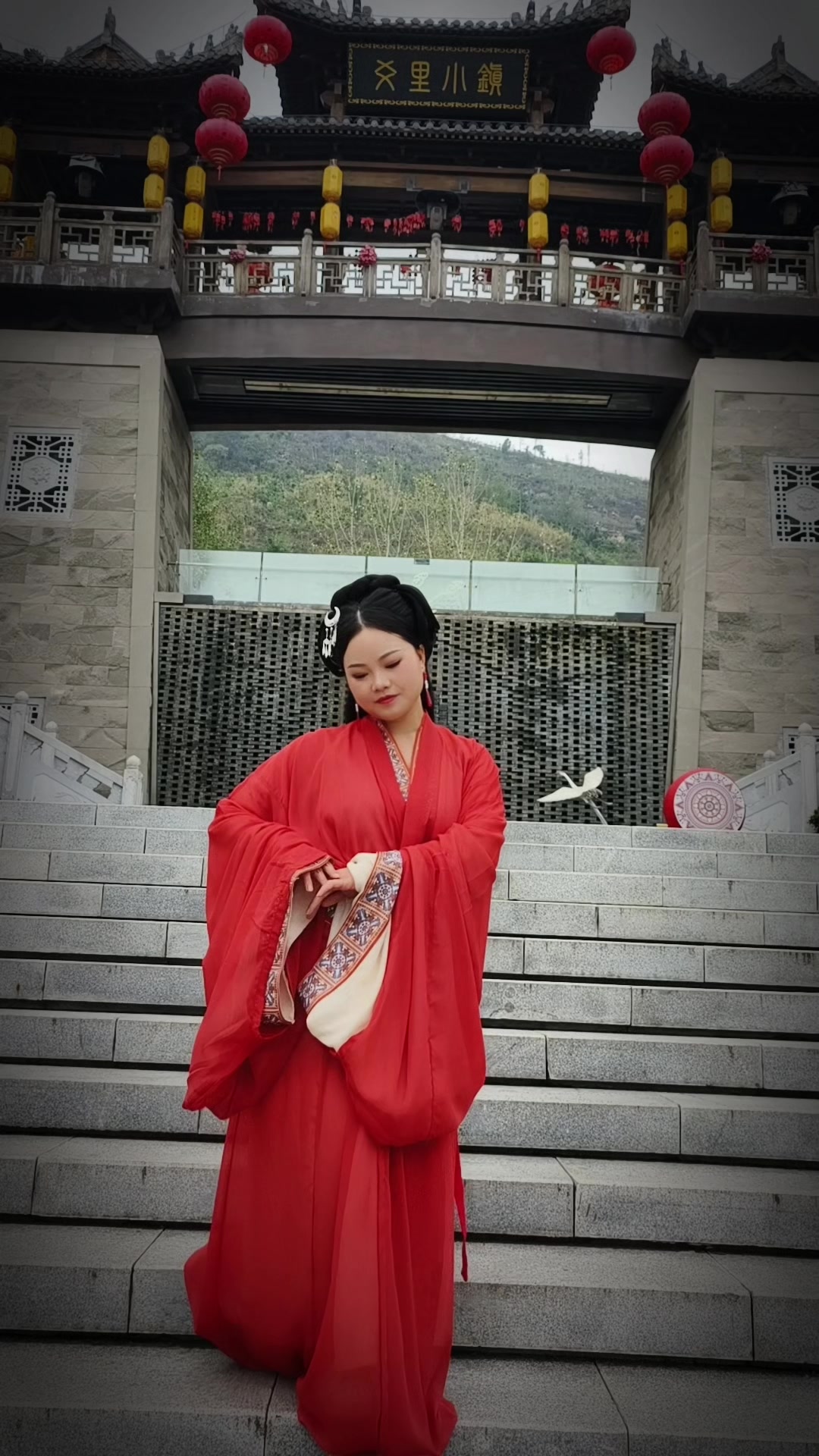 闪耀女生｜初见她，漫步西桥下,爱摄影-荣耀俱乐部