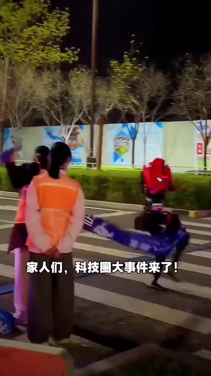 荣耀机器人闪电元气仔出征北京亦庄马拉松,MagicOS-荣耀俱乐部